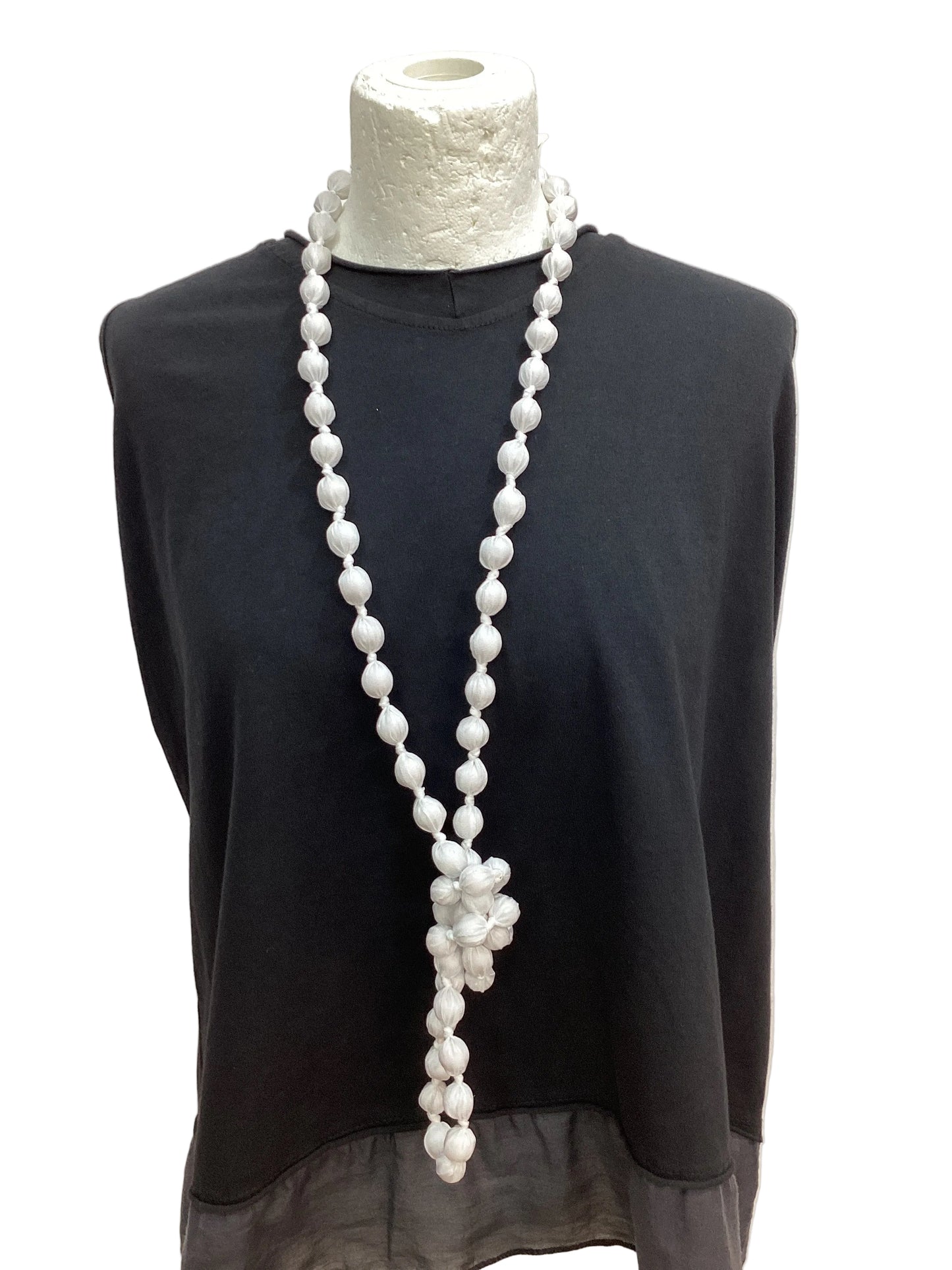 Collar Bolas Seda